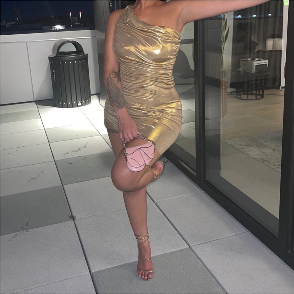 NORMA KAMALI Diana Gold Metallic One-Shoulder Dress